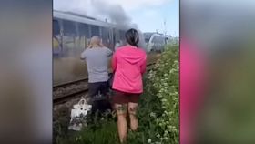 VIDEO Incendiu în tren, zeci de pasageri evacuați. O mamă și băiețelul ei de 11 ani au avut nevoie de îngrijiri medicale